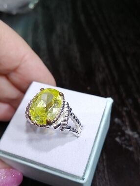 Lime Crystal Silver Tone Ring Signed NVC Size 9